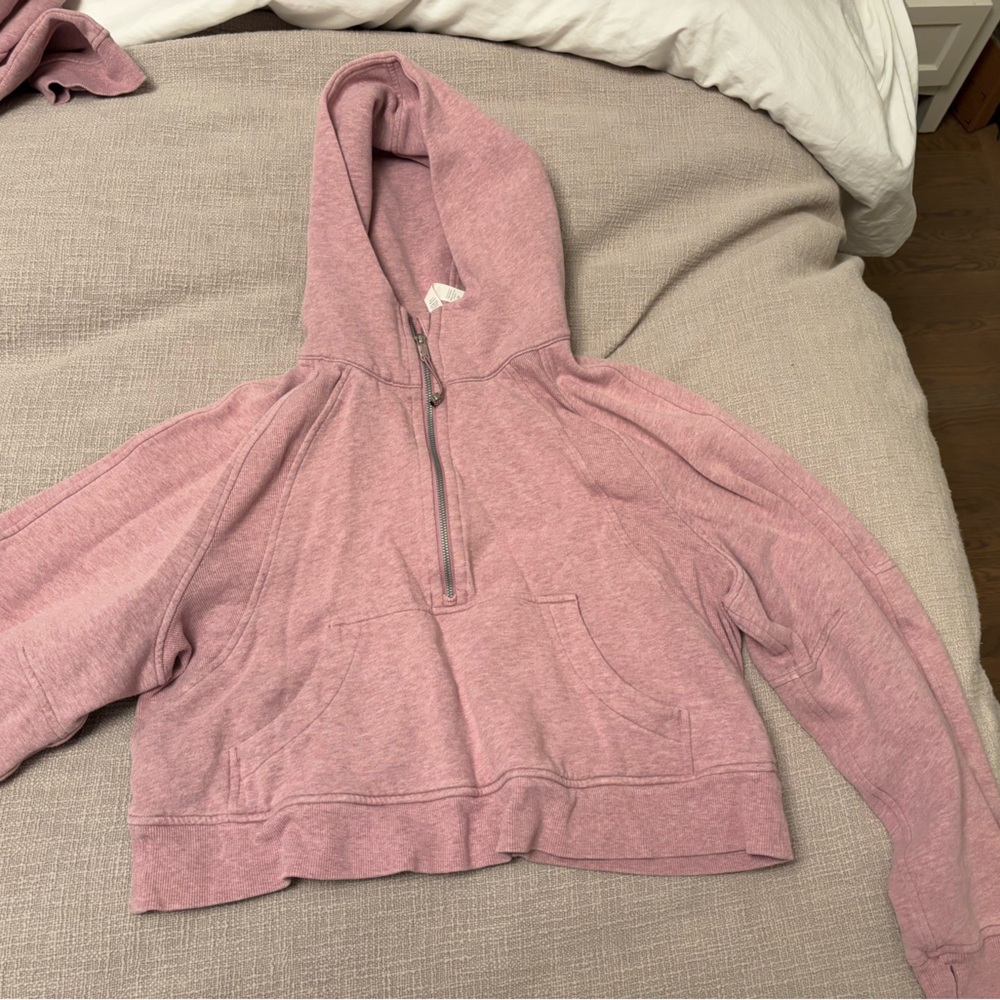 Lululemon Scuba Oversized Cropped Hoodie in dusty rose/dusty pink